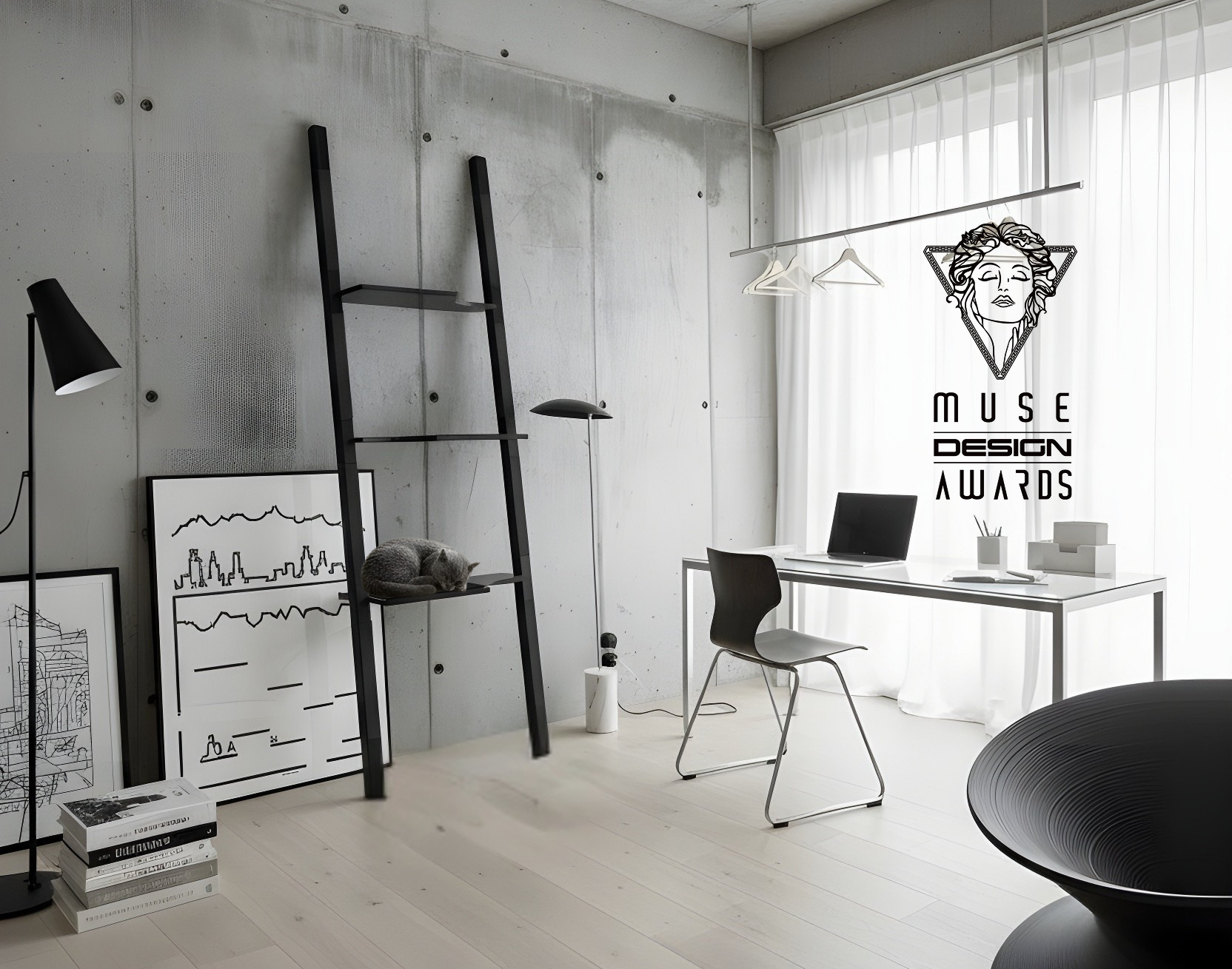 Moderner Arbeitsraum mit H-Tree Design-Kratzbaum aus lackiertem Echt-Holz in Schwarz – Katze schläft auf der Plattform, minimalistisches Interieur mit Muse Design Award an Betonwand