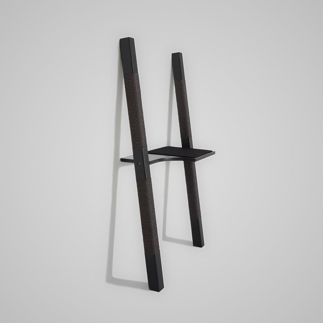 H1 Design-Kratzbaum aus lackiertem Echt-Holz in Schwarz mit schwarzem Sisal – Ansicht von links, monochromes Statement mit architektonischer Ruhe