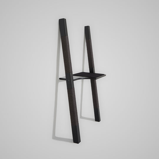 H1 Design-Kratzbaum aus lackiertem Echt-Holz in Schwarz mit schwarzem Sisal – Ansicht von links, monochromes Statement mit architektonischer Ruhe