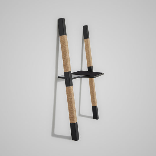 H1 Design-Kratzbaum aus lackiertem Echt-Holz in Schwarz mit naturfarbenem Sisal – Ansicht von links, zeigt den Kontrast von warm und dunkel