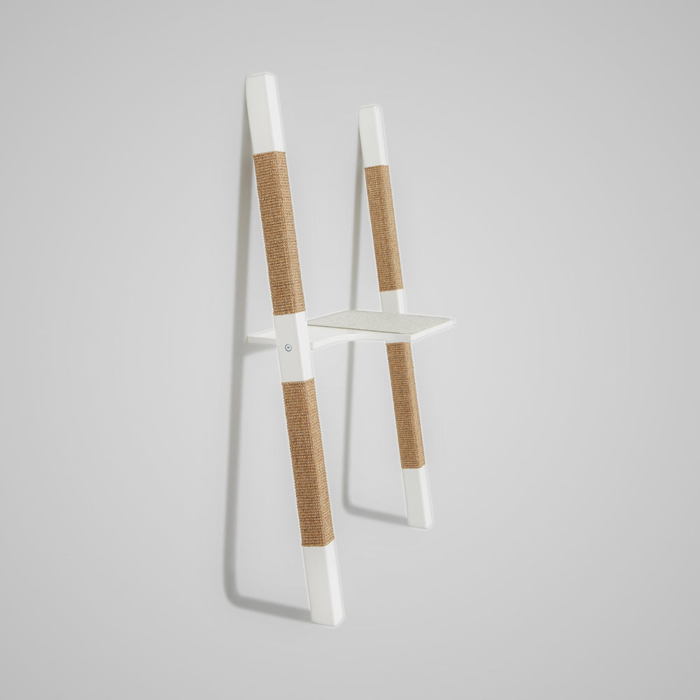 H1 Design-Kratzbaum aus lackiertem Echt-Holz in Weiß mit naturfarbenem Sisal – Ansicht von links, zeigt feine Linien und ruhige Form