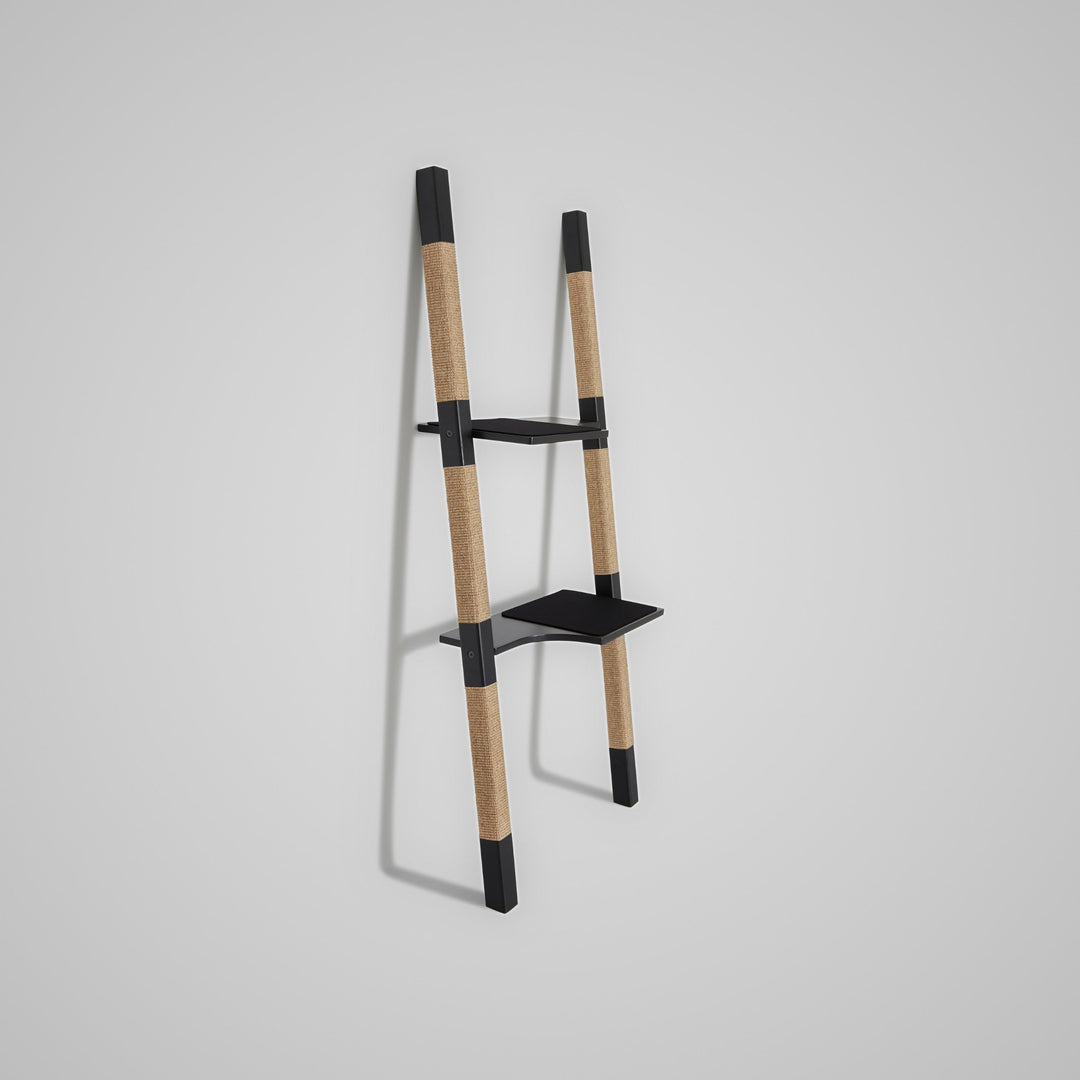 H2 Design-Kratzbaum aus lackiertem Echt-Holz in Schwarz mit naturfarbenem Sisal – Ansicht von links, ruhige Eleganz und Materialtiefe