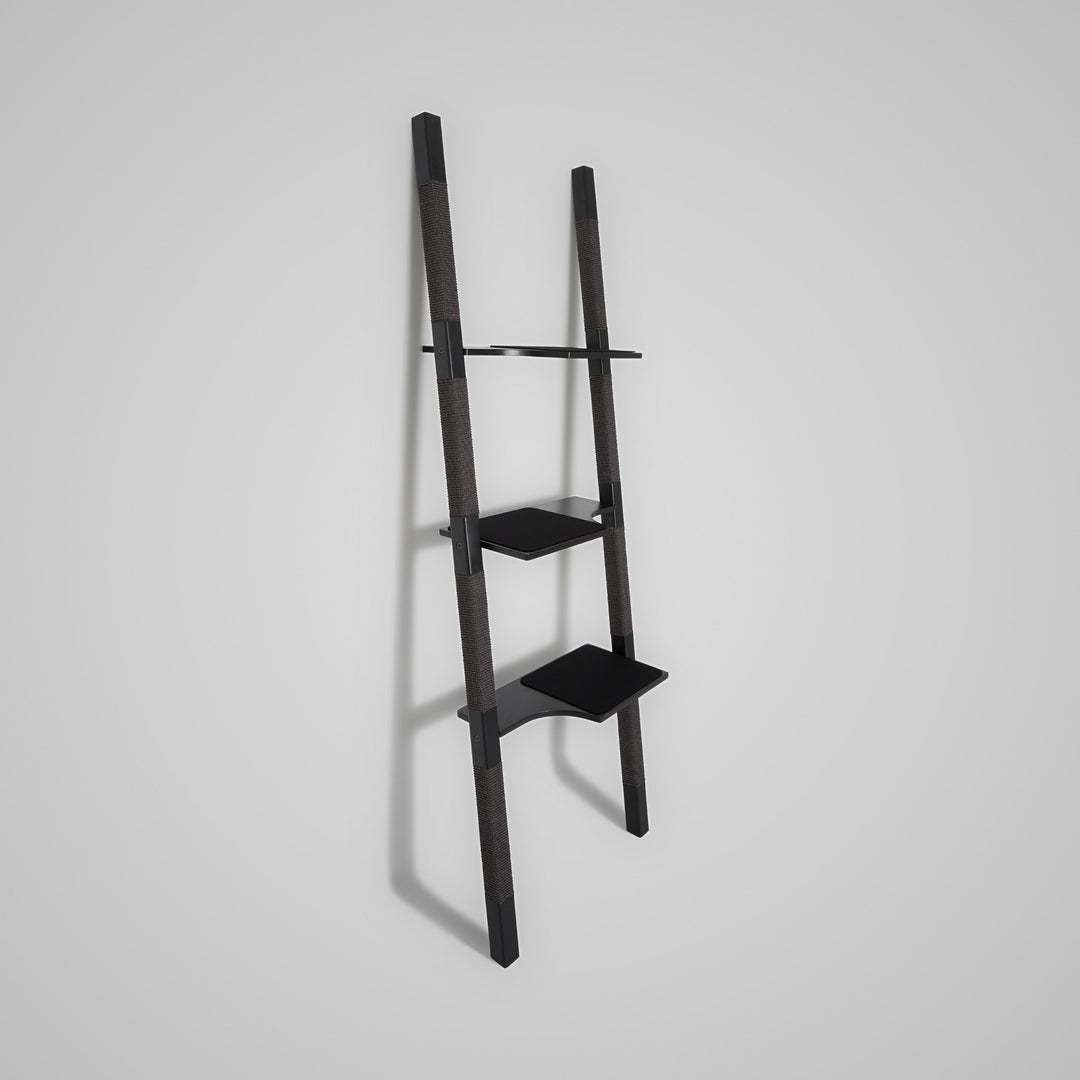 H3 Design-Kratzbaum aus lackiertem Echt-Holz in Schwarz mit schwarzem Sisal – Ansicht von links, architektonische Ruhe