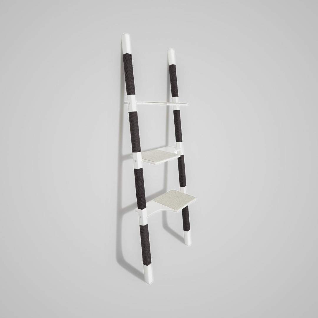 H3 Design-Kratzbaum aus lackiertem Echt-Holz in Weiß mit schwarzem Sisal – Ansicht von links, minimalistisches Statement mit Kontrast