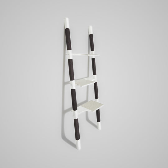 H3 Design-Kratzbaum aus lackiertem Echt-Holz in Weiß mit schwarzem Sisal – Ansicht von links, minimalistisches Statement mit Kontrast
